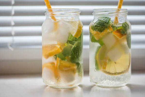 Bebida Verano Alcohólica Con Limón Hielo Naranja Sobre Fondo Claro — Foto de Stock