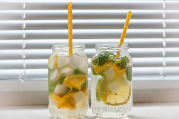 Bebida Verano Alcohólica Con Limón Hielo Naranja Sobre Fondo Claro —  Fotos de Stock