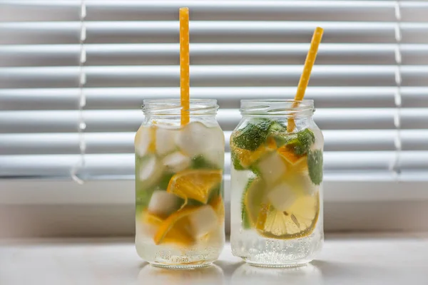 Bebida Verano Alcohólica Con Limón Hielo Naranja Sobre Fondo Claro — Foto de Stock