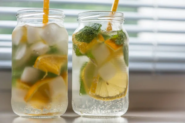 Bebida Verano Alcohólica Con Limón Hielo Naranja Sobre Fondo Claro — Foto de Stock
