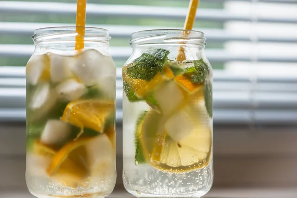 Niet Alcoholische Zomerdrank Met Citroen Sinaasappelijs Een Lichte Achtergrond Hoge — Stockfoto