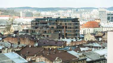Pencereden bak, evlerin çatılarından, Lviv.