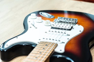 Gitar telleri, yakın, detay. Akustik gitar. Seçici odak 