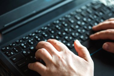 dizüstü bilgisayarda kadın el yazısı