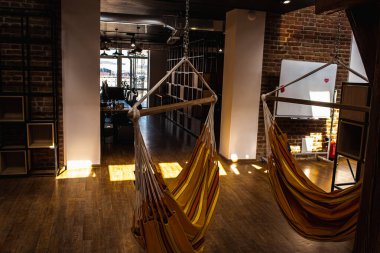 Ofis masası, klavye ve küçük renkli araba modelleri.