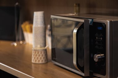 Metal mikrodalga fırın, mutfak içi.