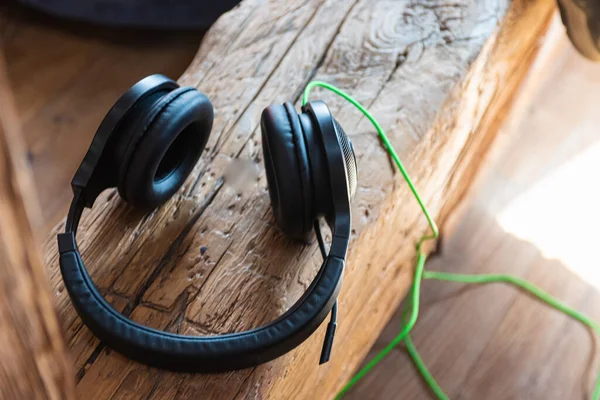 Grote Zwarte Koptelefoon Voor Muziek Liggen Een Houten Ondergrond — Stockfoto