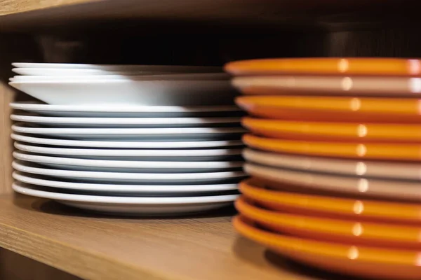 Wooden Kitchen Cabinet Many White Colored Clean Ceramic Cookware Plates — Stock Photo, Image