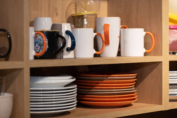 Houten Keukenkast Met Veel Wit Gekleurd Schoon Keramische Kookgerei Borden — Stockfoto