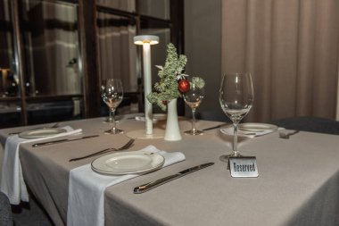 Lokantada rezervasyon yaptırdım.