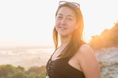 Gündoğumu, sabah, genç, güzel, duygusal, seksi kız portresi, güneş ışınlarıyla