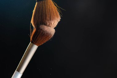 Koyu arkaplanda kozmetik fırçalar izole