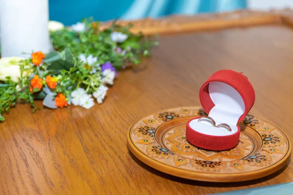 Arany Jegygyűrűk Piros Dobozban Asztalon — Stock Fotó