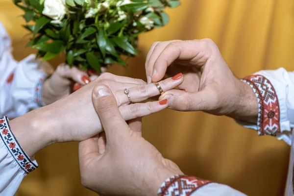 Young People Putting Wedding Rings Finger — Stock Photo, Image