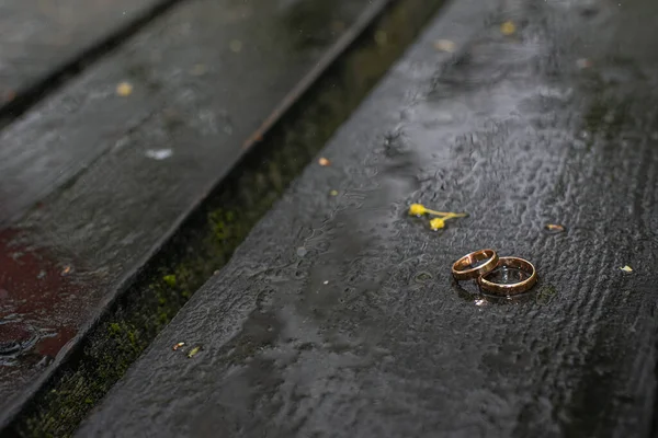 Anéis Casamento Dourados Uma Superfície Madeira Molhada Jazem Chuva — Fotografia de Stock