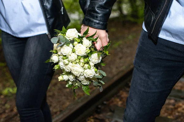 젊은이들의 내리고 있습니다 — 스톡 사진