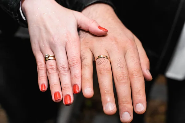花嫁と新郎が結婚指輪を手に — ストック写真