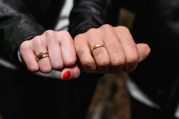 Brud Och Brudgum Hålla Händer Med Vigselringar — Stockfoto