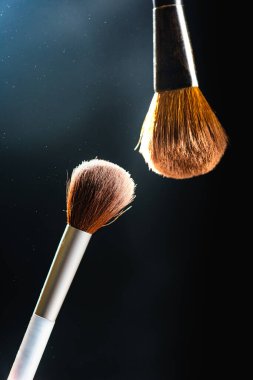 iki kozmetik fırça koyu arkaplanda izole 