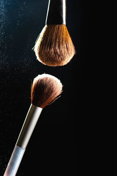 Två Kosmetiska Borstar Isolerade Mörk Bakgrund — Stockfoto