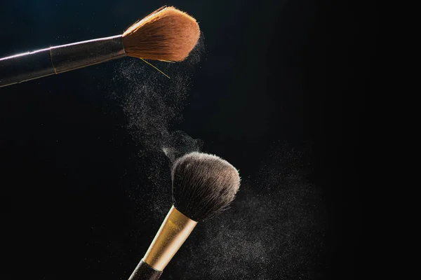 Ansiktskonsten Horisontell Närbild Foto Två Professionella Svarta Makeup Borstar Med — Stockfoto