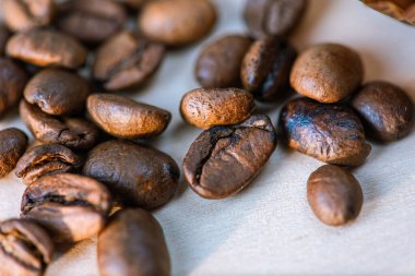 Beyaz arka planda izole kahve çekirdekleri, dağınık, yakın çekim