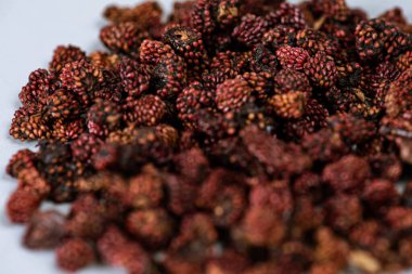 Beyaz arka planda izole edilmiş kurumuş çilekler.