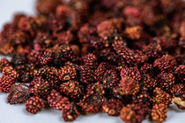 Beyaz arka planda izole edilmiş kurutulmuş çilekleri kapat