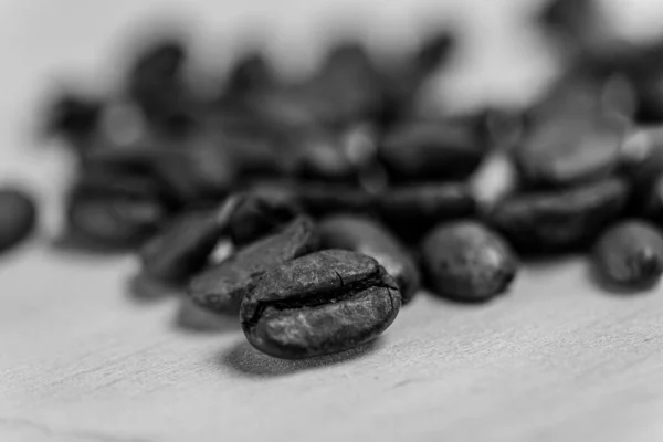 Kaffebönor Isolerad Vit Bakgrund Utspridda Närbild — Stockfoto