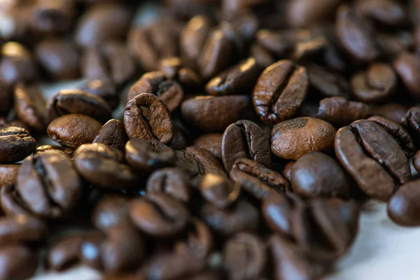 Granos Café Aislados Sobre Fondo Blanco Dispersos Cerca — Foto de Stock