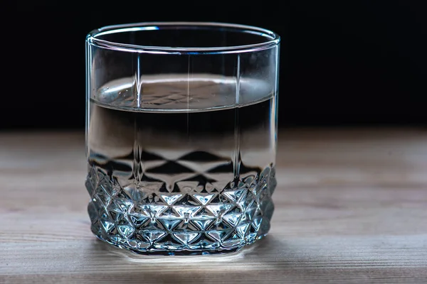 Vidro Com Água Derramada Transparente Uma Mesa Madeira — Fotografia de Stock