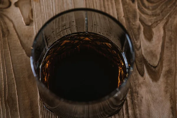 Стакан Темным Напитком Вид Сверху Напиток Наливают Селективный Фокус — стоковое фото