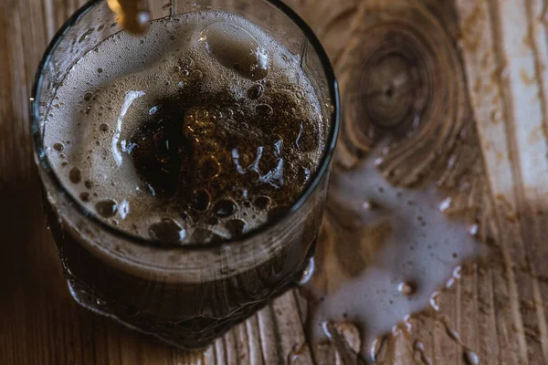 Copo Com Uma Visão Bebida Escura Cima Bebida Derramada Foco — Fotografia de Stock