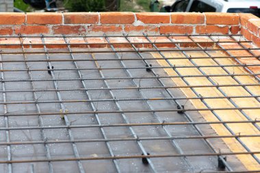 İnşaat alanı, beton dökme hazırlığı, metal takviyesi, grafik kaynağı, inşaat çalışmaları 