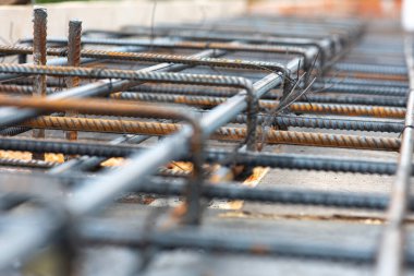 İnşaat alanı, beton dökme hazırlığı, metal takviyesi, grafik kaynağı, inşaat çalışmaları 