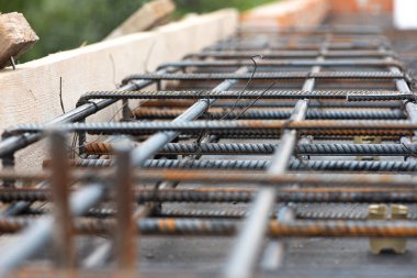 İnşaat alanı, beton dökme hazırlığı, metal takviyesi, grafik kaynağı, inşaat çalışmaları 