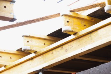 İnşaat alanında beton zemin ve iskele hazırlığı  