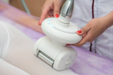 Kızın ayaklarına masaj ve selülit aldırmak için modern yöntem.