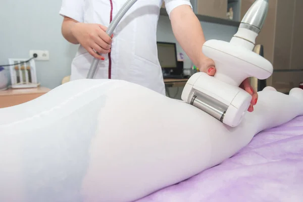 Moderne Methode Voor Massage Cellulitis Verwijdering Voeten Van Het Meisje — Stockfoto