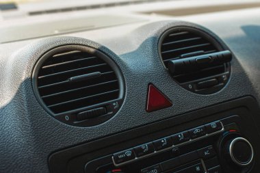 Gösterge panelindeki basit kırmızı tehlike uyarısı düğmesi, üçgen resim yakın plan, ayrıntılı çekim. Araç güvenliği uyarı sinyali, ulaşım tehlikesi ışık anahtarı konsepti