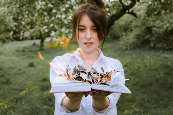 Chica Con Una Camisa Ligera Sostiene Libro Ardiente Sus Manos —  Fotos de Stock