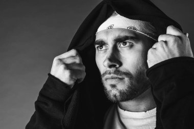 Hoş, komik, çılgın, duygusal, yakışıklı, çekici bir adamın portresi. Kırmızı arka planda izole edilmiş parlak bir tişört içinde çeşitli el hareketlerini gösteriyor.