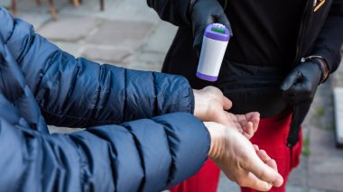 Coronavirus COVID-19 'un taranması ve korunması için termometreye girmeden önce gıda kuruluşunun ziyaretçisinin sıcaklığını kontrol ediyorum. Pandimia