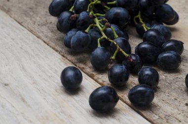 Bir sürü kırmızı üzüm.