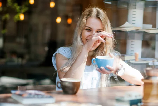 Genç mutlu kadın elinde bir fincan kahve tutuyor. Telifsiz Stok Fotoğraflar