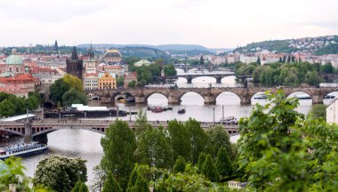 Vltava üzerinde Prag köprüleri