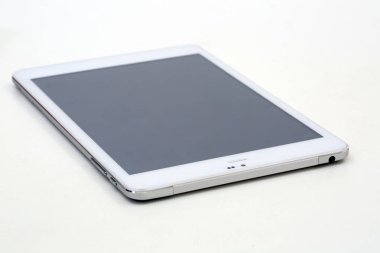 Beyaz tablet masada