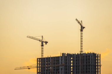 Gökyüzüne karşı kule inşaat vinçleri olan inşaat alanı