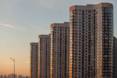 Modern ve yeni apartmanlar. Çok katlı modern, yeni ve şık apartman daireleri. Gayrimenkul. Yeni ev. Yeni yapılmış apartmanlar..