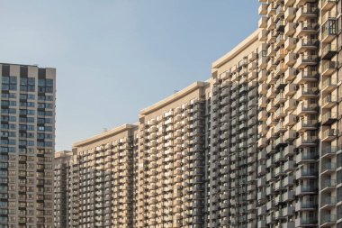 Modern ve yeni apartmanlar. Çok katlı modern, yeni ve şık apartman daireleri. Gayrimenkul. Yeni ev. Yeni yapılmış apartmanlar..